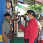 Pj Bupati Sidoarjo Bagi-bagi Masker Saat Sidak Pasar