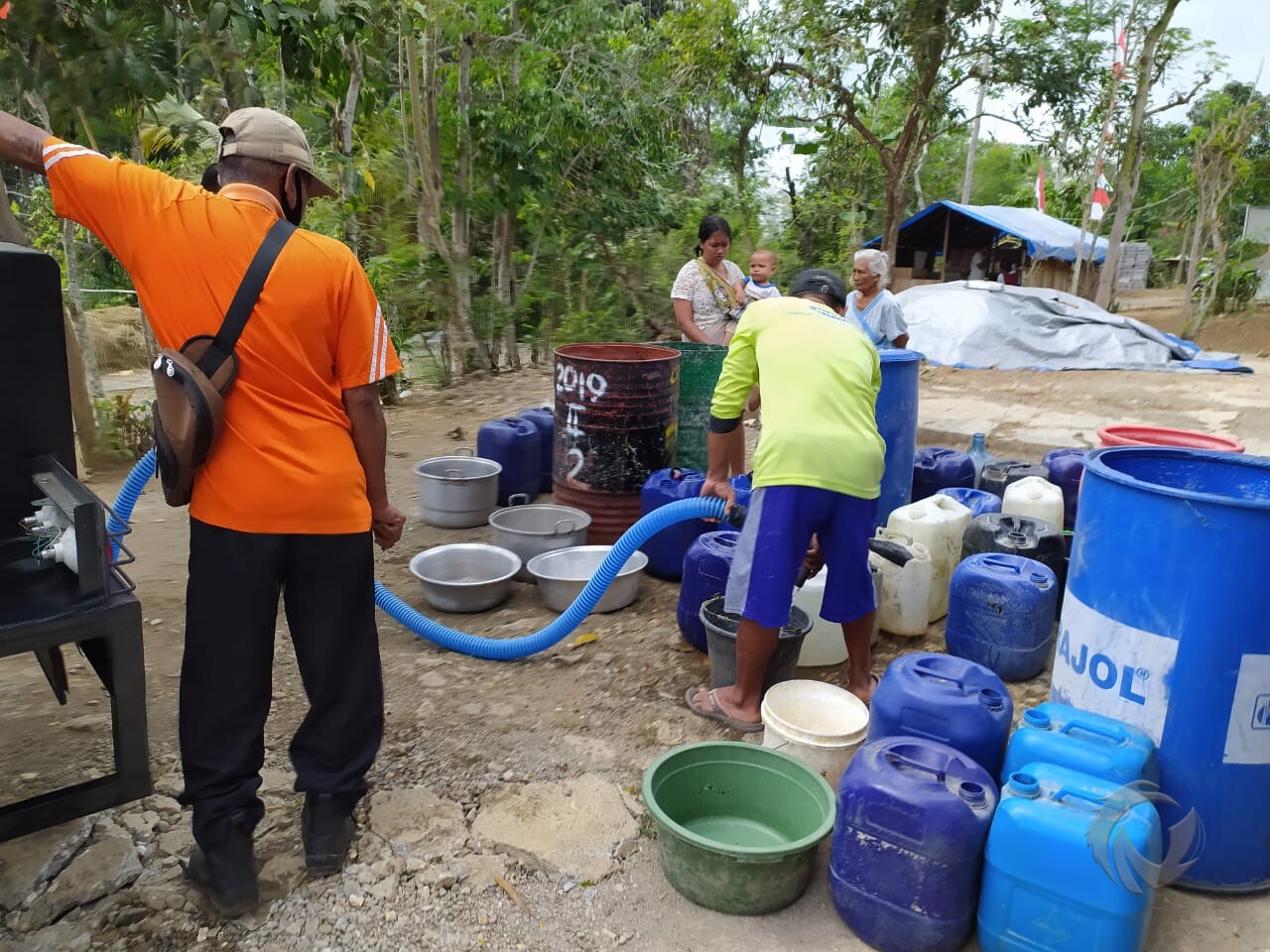 Pengiriman air bersih di Desa Pelem.