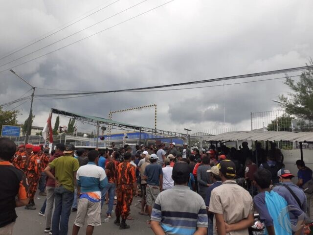 Tuntut Pengolahan Limbah PT SAI, Warga Lolawang Mojokerto Blokade Pintu Masuk Pabrik