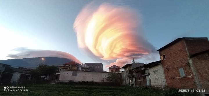 Fenomena awan menyerupai angin puting beliung (akun Facebook Fitriawati Arbayani)