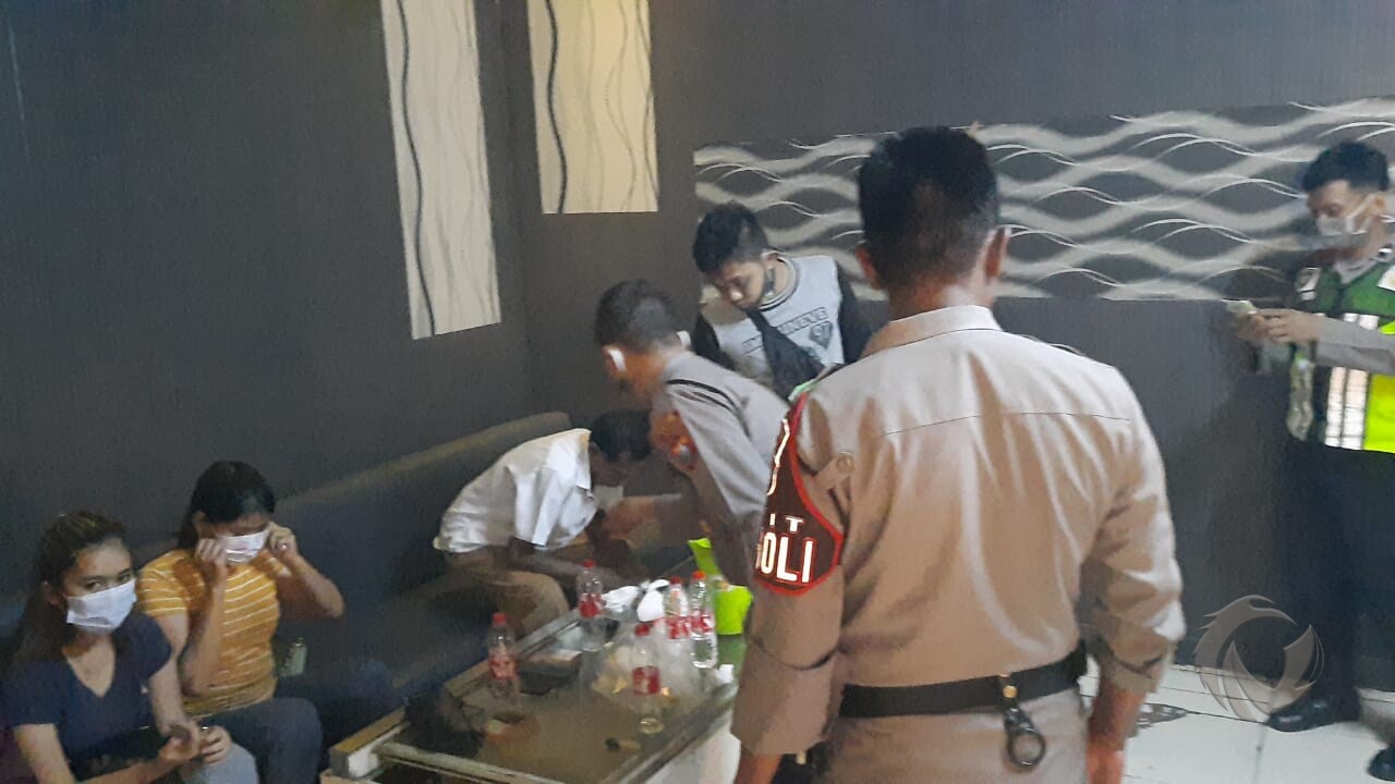 Unit Patko 801 Sat Sabhara Polres Sumenep, saat mengamankan dua pasangan di cafe apung Saronggi.
