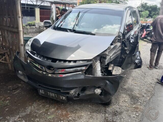 Kecelakaan Beruntun 3 Kendaraan di Jombang, Kuku Jari Pengemudi Brio Copot