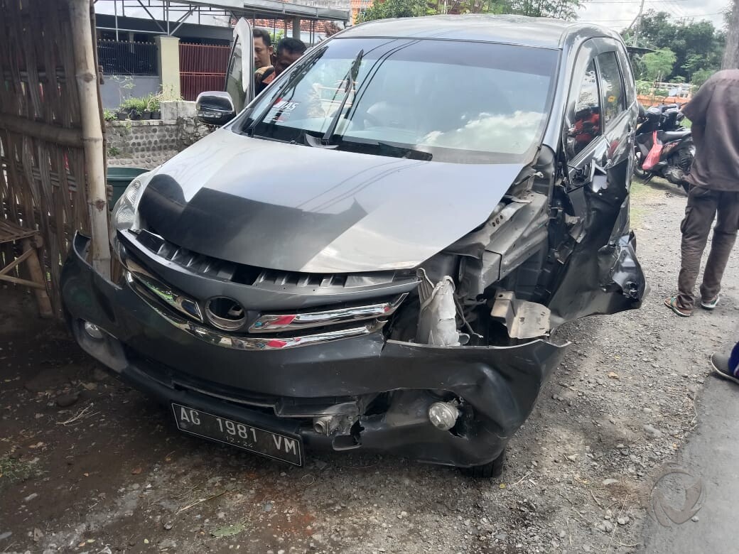 Kondisi salah satu mobil setelah terlibat kecelakaan beruntun di Jombang, Selasa (3/11/2020).