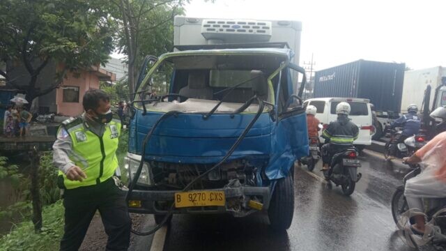 Tiga Truk Terlibat Kecelakaan Beruntun, Kemacetan Panjang Terjadi di Sidoarjo