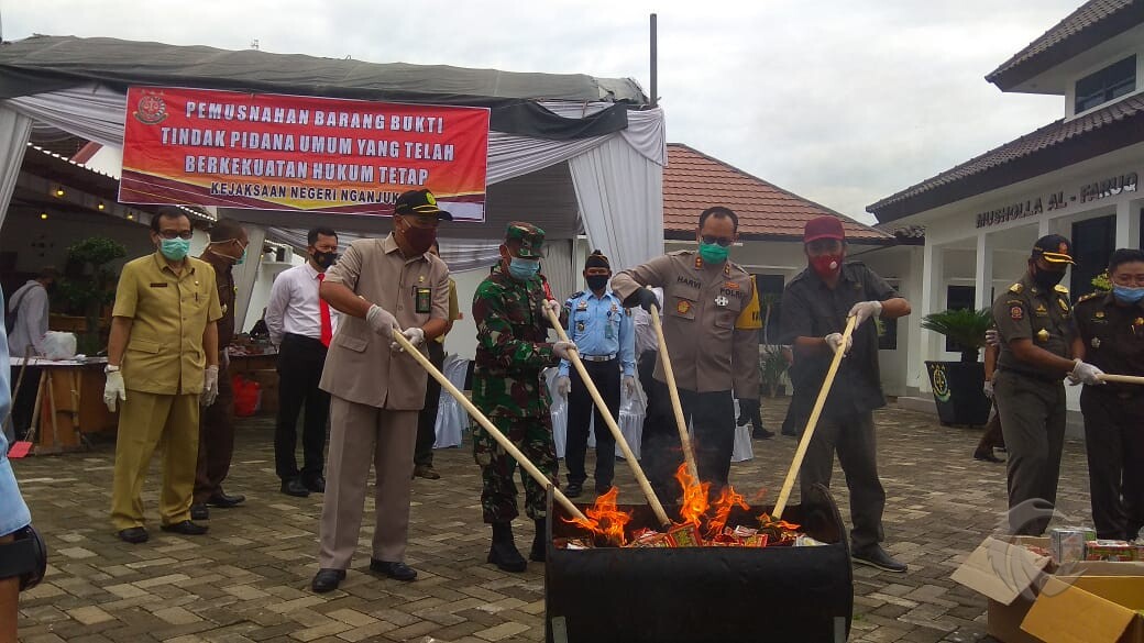 Pemusnahan barang bukti di Kejari Nganjuk.