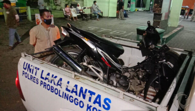 Diduga Mabuk, Pemotor Berboncengan Tiga Tabrak Truk Parkir di Probolinggo, Satu Tewas