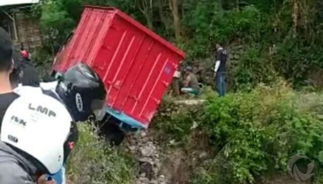 Truk Melorot di Tanjakan, Bocah Pembonceng Motor di Pasuruan Tewas