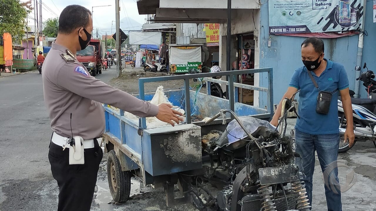 Kondisi motor roda tiga usai terbakar di jalan raya Dungus, Kecamatan Sukodono, Sidoarjo, Senin (2/11/2020).