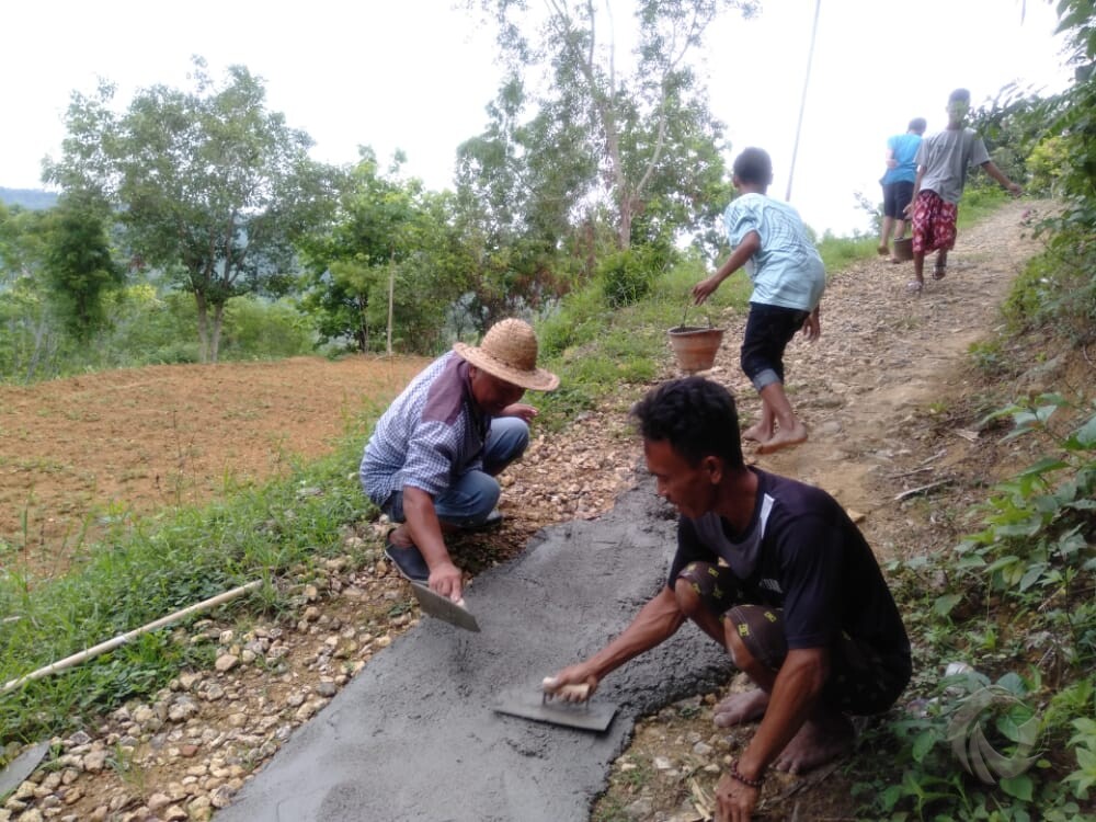 Masyarakat Dusun Lekoh Timur, Desa Bangkes, Kecamatan Kadur, Kabupaten Pamekasan saat perbaiki jalan secara swadaya.