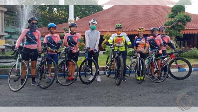 Kampanye Bali Pulih, Enam Perempuan Pesepeda Bertolak dari Probolinggo Menuju Situbondo