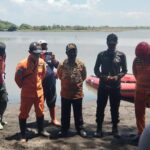 Satu Tim Perahu Karet Diterjunkan Mencari Pemancing yang Terseret Ombak di Lumajang