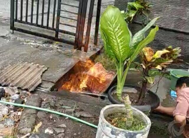 Diduga Pipa Gas Bocor, Api Muncul dari Selokan di Mojokerto