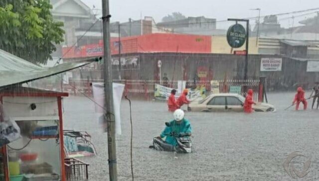 Dua Jam Diguyur Hujan Deras, Sejumlah Jalan Kota Blitar Banjir