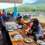 Ombak Tinggi, Nelayan Jember Enggan Melaut, Harga Ikan Melejit