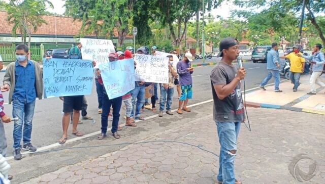 Lintas LSM Pamekasan Ngeluruk DPRD Tuntut Penuntasan Kasus Pemalsuan Tanda Tangan