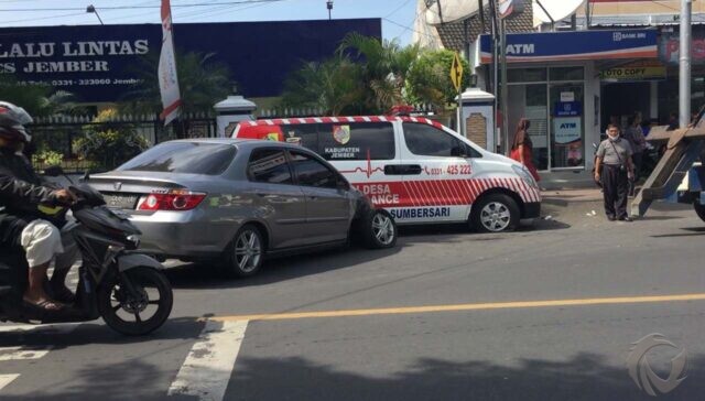 Diduga Mengantuk, Honda City Tabrak Ambulans Parkir