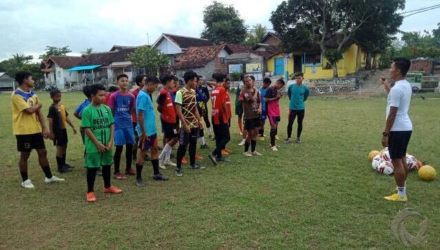 Isi Kevakuman Liga 1, Pemain Persela Dadang Apridianto Sibuk Latih Sepak Bola Kampung