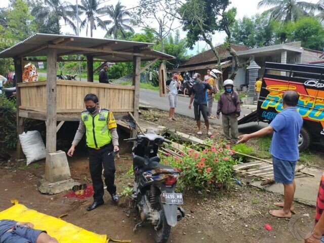 Diduga Hindari Lubang, Remaja di Blitar Luka Parah Tabrak Poskamling