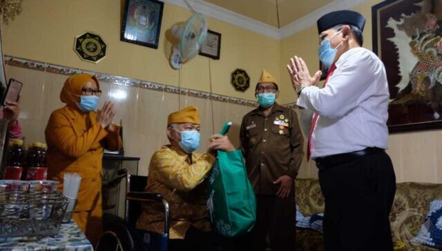 Peringati Hari Pahlawan, Pj Bupati Sidoarjo Besuk Veteran