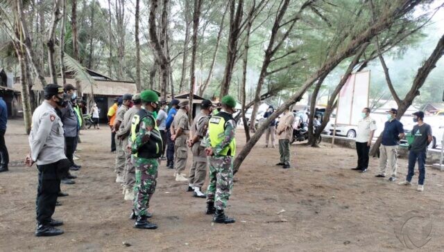 Pjs Bupati Blitar Pimpin Operasi Yustisi di Pantai Serang
