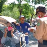 Peringati Hari Kesehatan, Pramuka Cabang Pamekasan Bagikan Masker