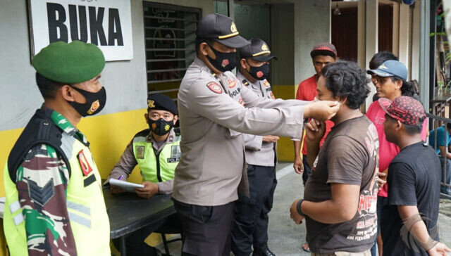 Tak Pakai Masker, 12 Warga Blitar Ditilang Petugas