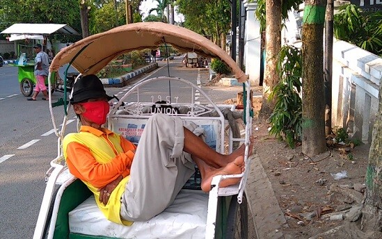 Terlelap di Kursi Penumpang, Tukang Becak di Jombang Ini Tetap Bermasker