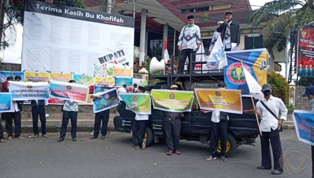 Puluhan GTT di Jember Demonstrasi, Ungkap Problem Legalitas Ribuan Ijazah Siswa SD dan SMP