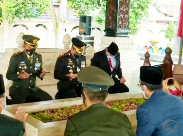 Hari Pahlawan, Pjs Bupati Blitar Bersama Forkopimda Ziarah ke Makam Bung Karno
