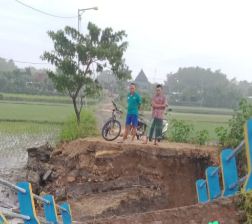 Jembatan Penghubung Antar Desa di Dawarblandong Mojokerto putus akibat diterjang banjir.