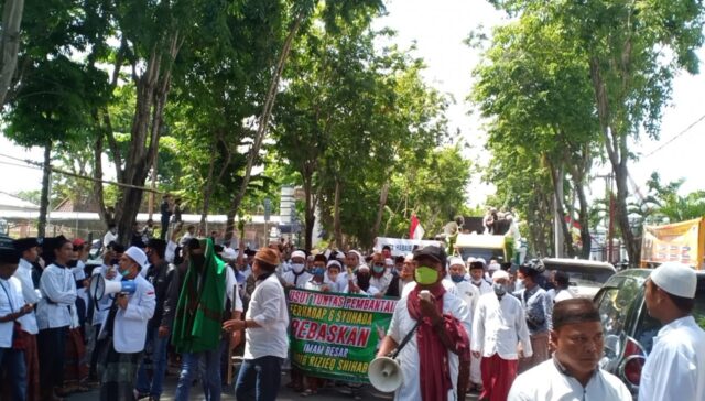 Tuntut Rizieq Shihab Dibebaskan, Ratusan Warga Kepung Polres Sampang