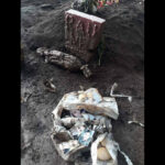 Penemuan Bungkusan Mirip Pocong Berisi Foto di Makam Keramat Gemparkan Warganet