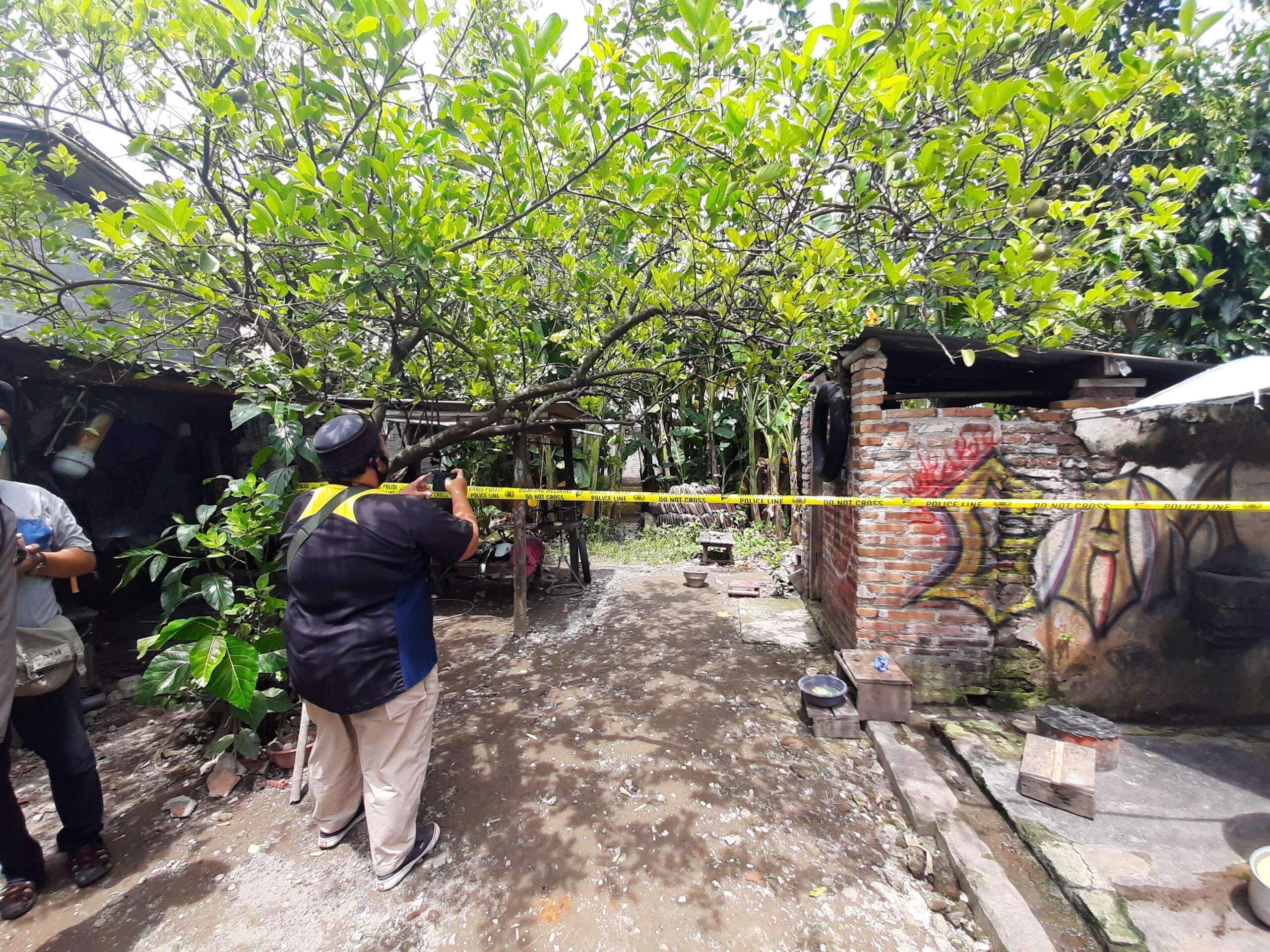 Sebuah granat diduga masih aktif ditemukan warga di Dusun Krajan, Desa Beji, Kecamatan Boyolangu, Tulungagung, Jawa Timur, Selasa (22/12/2020).