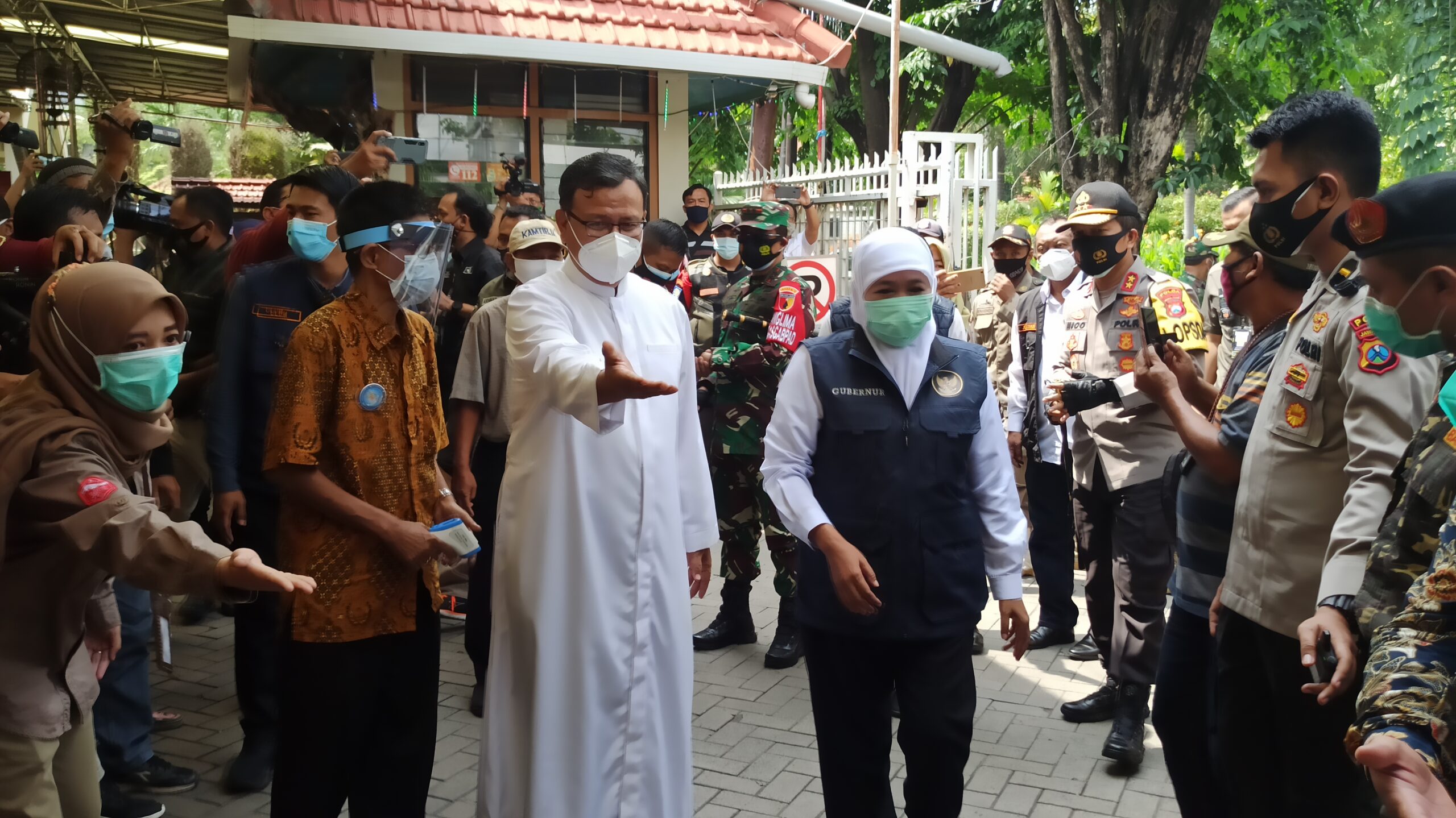 Gubernur Jatim Khofifah Indar Parawansa (tengah) saat melakukan pengecekan pengamanan gereja di Surabaya, Kamis (24/12/2020).