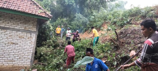 Tebing Setinggi 15 Meter Longsor Timpa Satu Rumah di Pamekasan