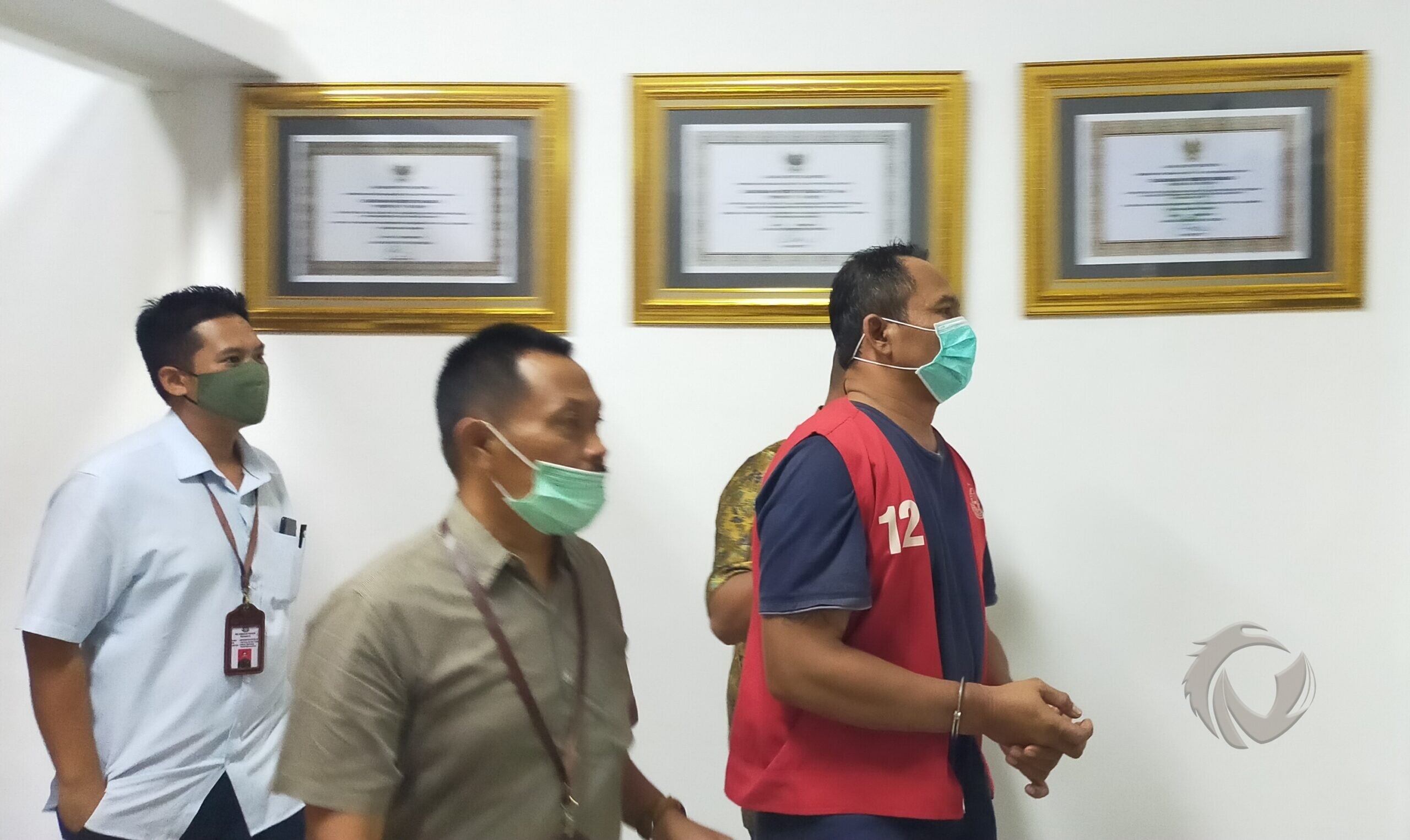Bambang Sugeng (rompi merah), mantan Kades Kemantren, Kecamatan Tulangan ketika digelandang hendak dijebloskan ke Rutan Kejati Jatim.