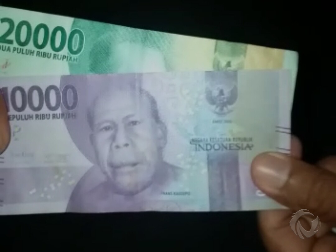 Uang yang diberikan salah satu timses paslon Pilwali Surabaya kepada warga.