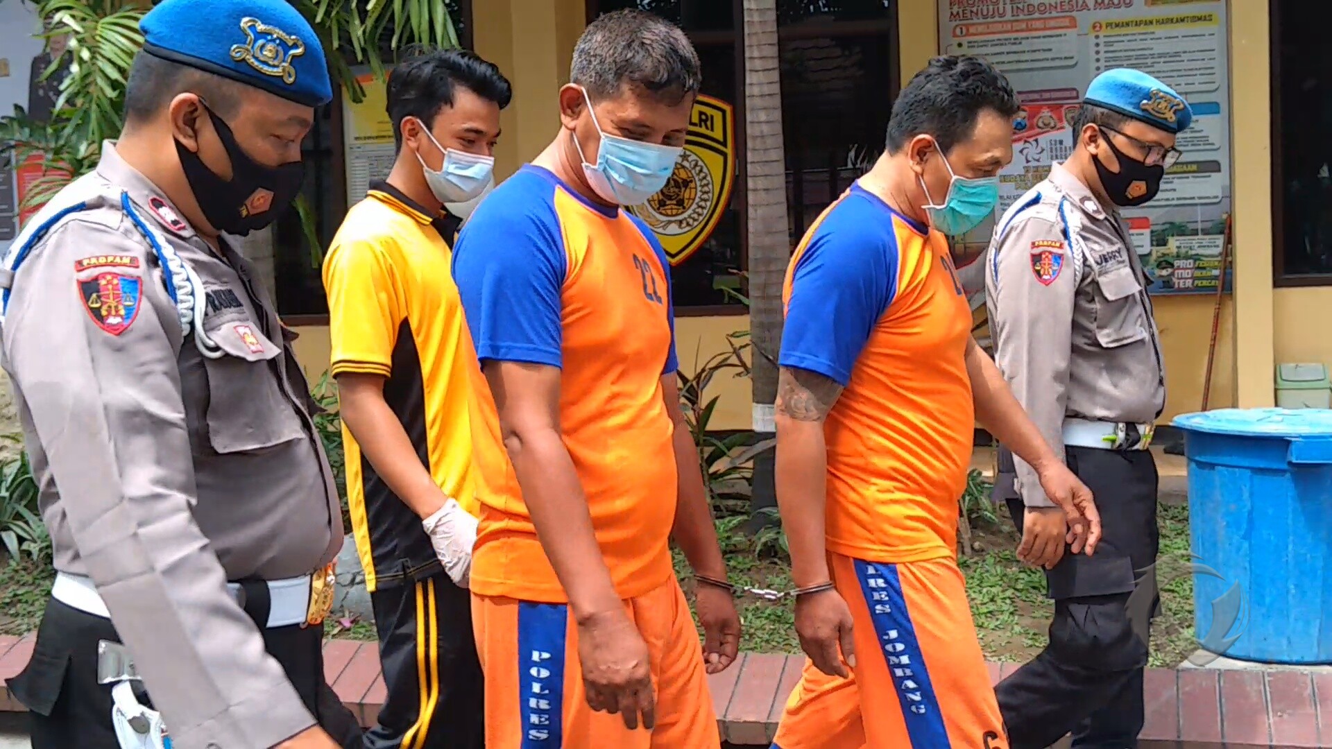 Pelaku jambret nasabah bank di Jombang saat dikeler polisi.