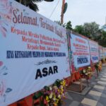 Karangan Bunga Dukungan Pembubaran FPI Terpajang di Depan Grahadi Surabaya