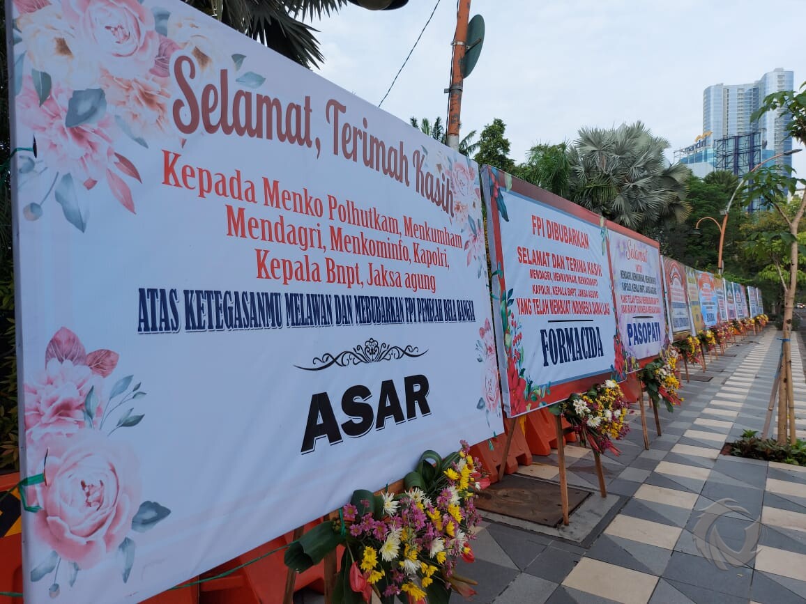 Karangan bunga dukungan kepada Pemerintah setelah resmi membubarkan dan melarang kegiatan Front Pembeli Islam (FPI) bertebaran di patung Gubernur Suryo depan Gedung Negara Grahadi Surabaya.