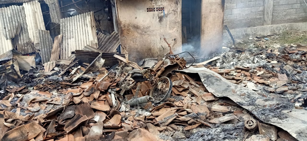 Kondisi rumah warga di Situbondo usai terbakar, Senin (28/12/2020).