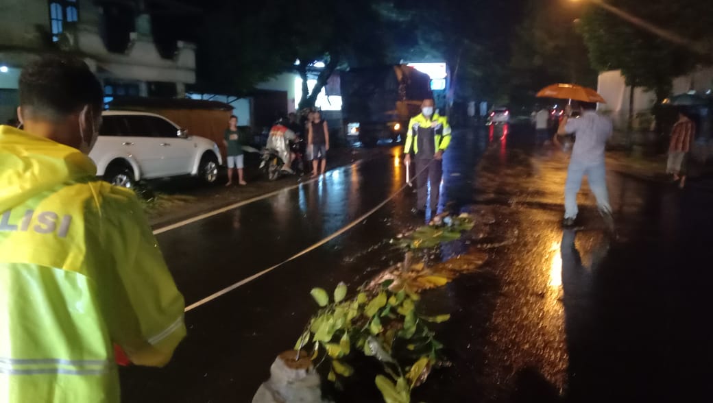 Hendak Menyeberang, Pemotor Wanita di Jombang Tewas Tertabrak Truk