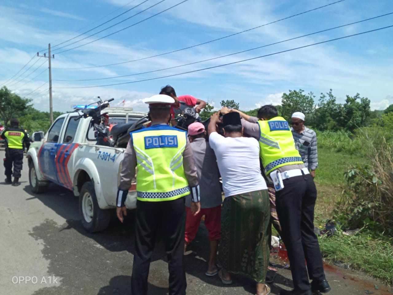 Petugas mengangkut sepeda motor yang terlibat kecelakaan di Sampang, Rabu (16/12/2020).