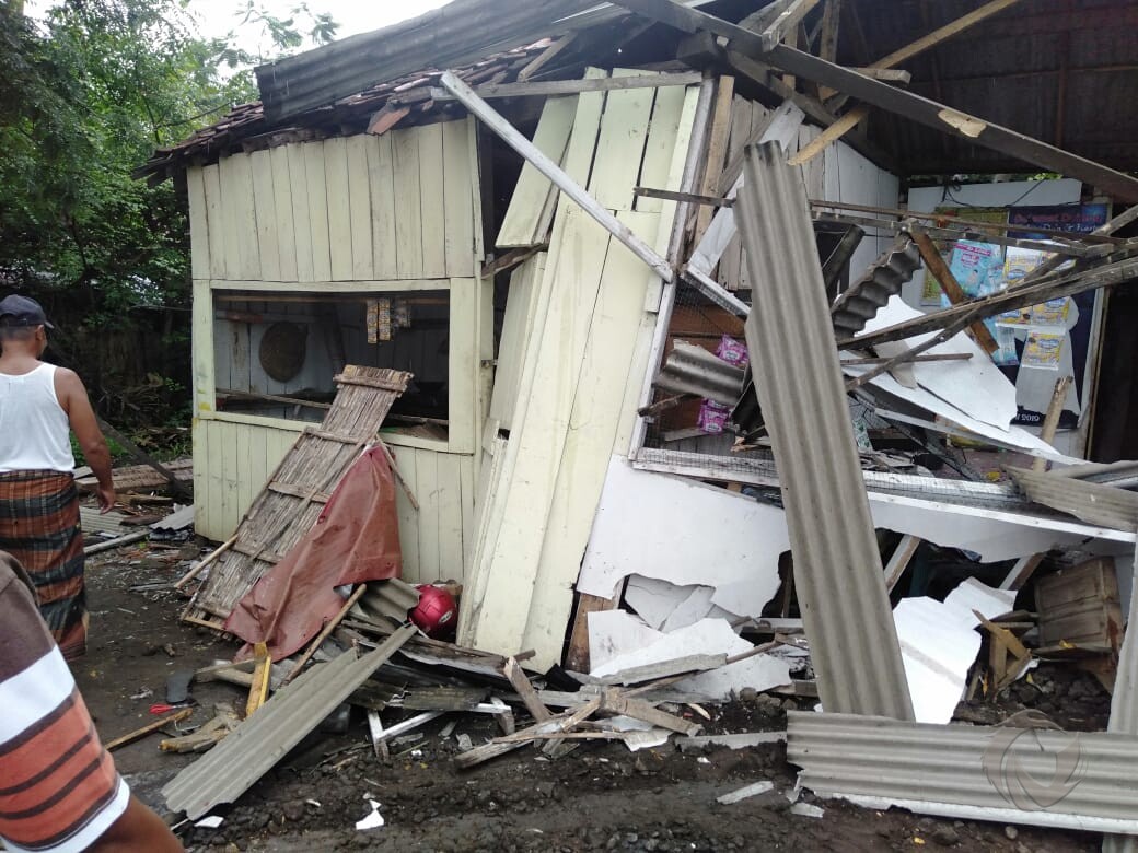 Kondisi warung usai ditabrak truk gandeng Jalan Raya Desa Kalianget, Kecamatan Banyuglugur, Situbondo, Rabu (30/12/2020).