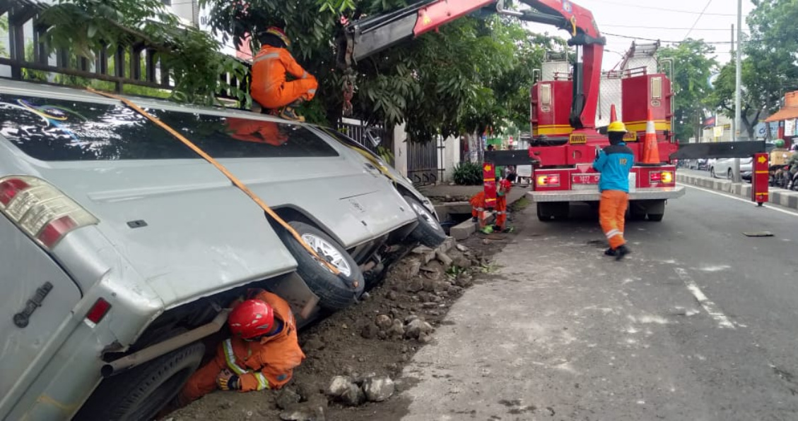 Mobil elf berpenumpang karyawan Sampoerna nyemplung ke saluran air di Jalan Raya Kali Rungkut, Kecamatan Rungkut, Kota Surabaya, Rabu (16/12/2020).