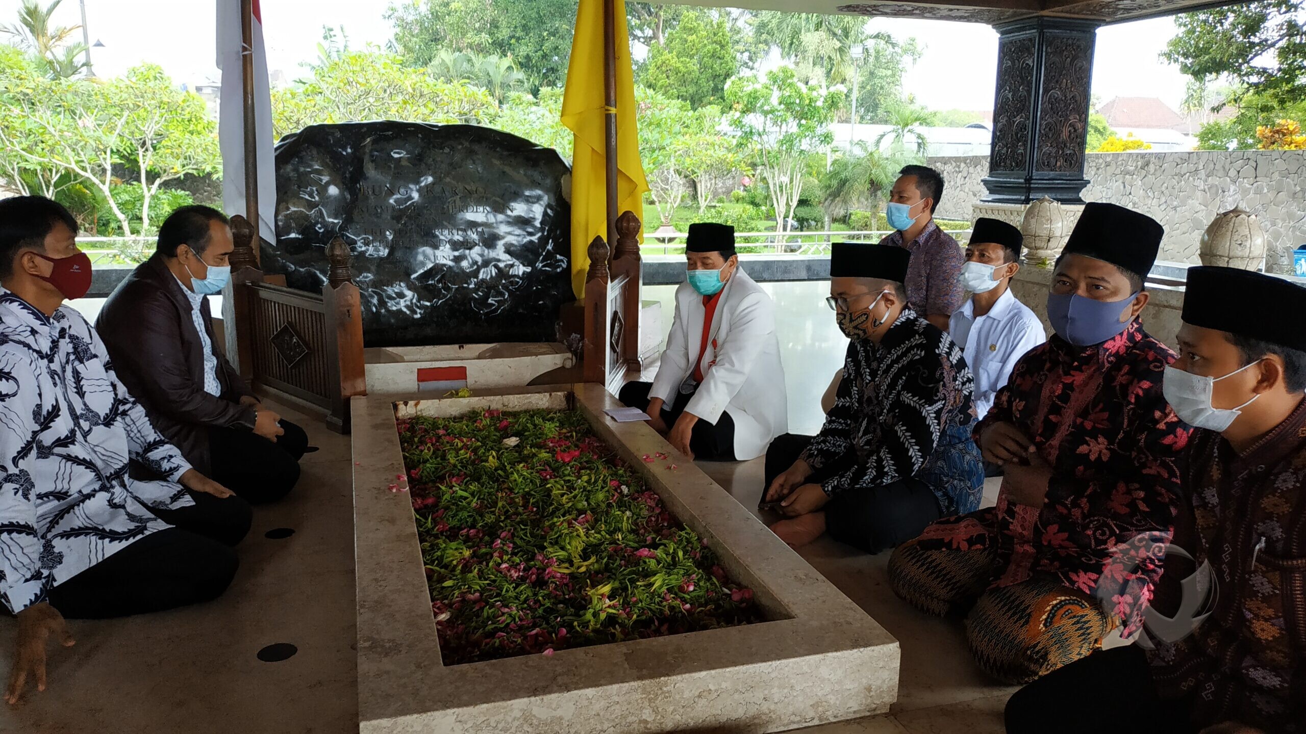 Kepala Badan Pembinaan Ideologi Pancasila (BPIP), Yudian Wahyudi, ziarah ke makam Bung Karno di Kelurahan Bendogerit Kecamatan Sananwetan Kota Blitar, Rabu (30/12/2020).