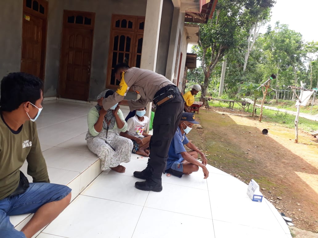 Polisi membagikan masker ke rumah-rumah warga wilayah Penganten, Pamekasan, Kamis (24/12/2020).