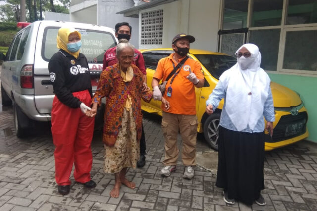 Tinggal Bersama Sampah Nenek di Surabaya Diboyong Dinsos ke Griya Wreda