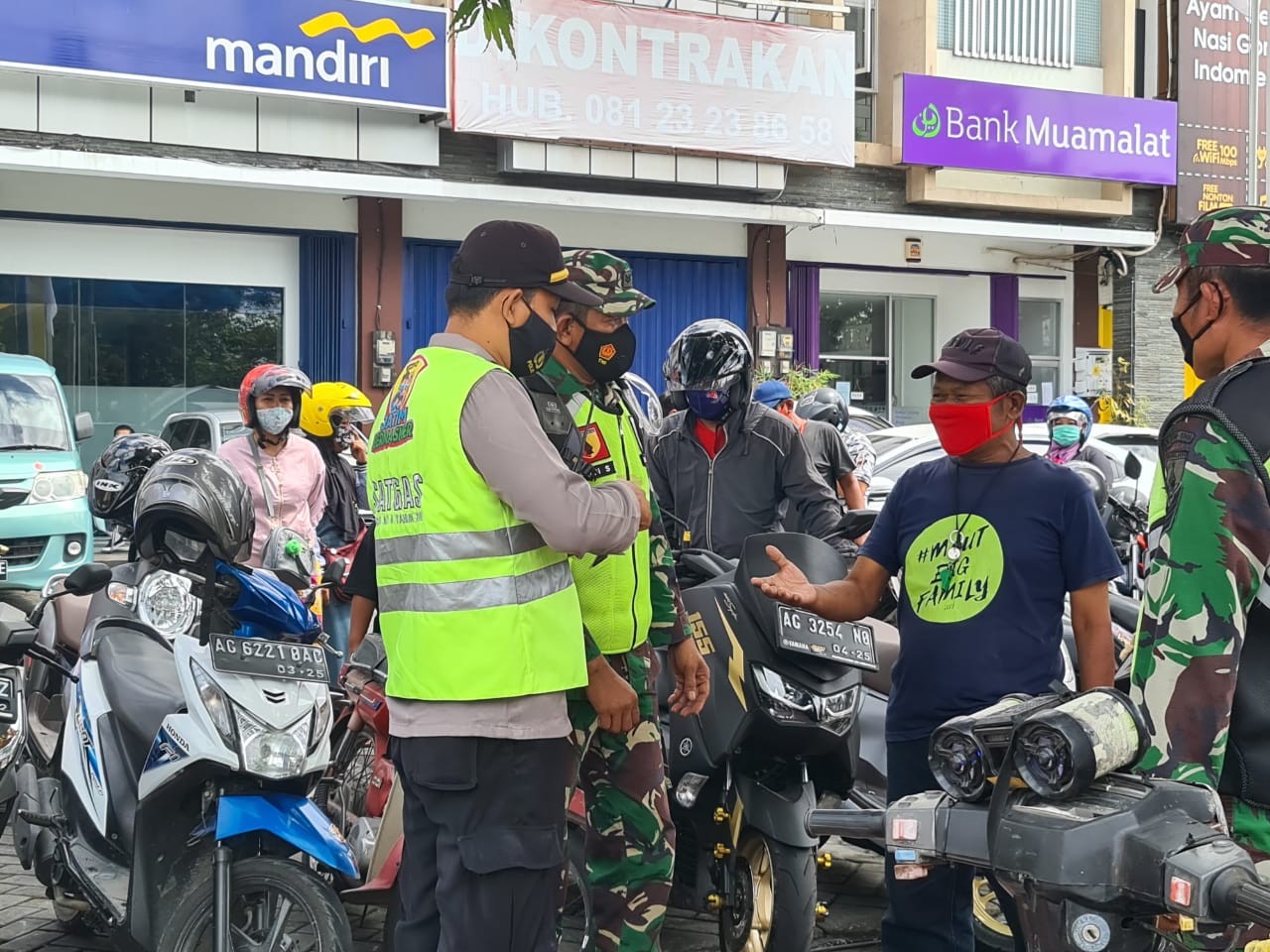 Petugas saat melakukan operasi yustisi di jalan Merdeka Kota Blitar