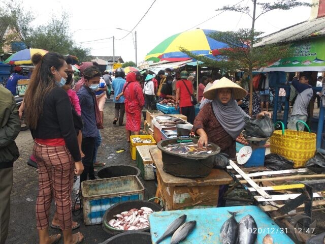 Tahun Baru di Tengah Pandemi, Warga Banyuwangi Pilih Bakar Ikan Bersama Keluarga